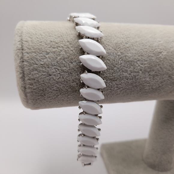 Vintage Crown Trifari White Milk Glass Link Bracelet, Silver Tone Jewelry, 7 In - Picture 2 of 9